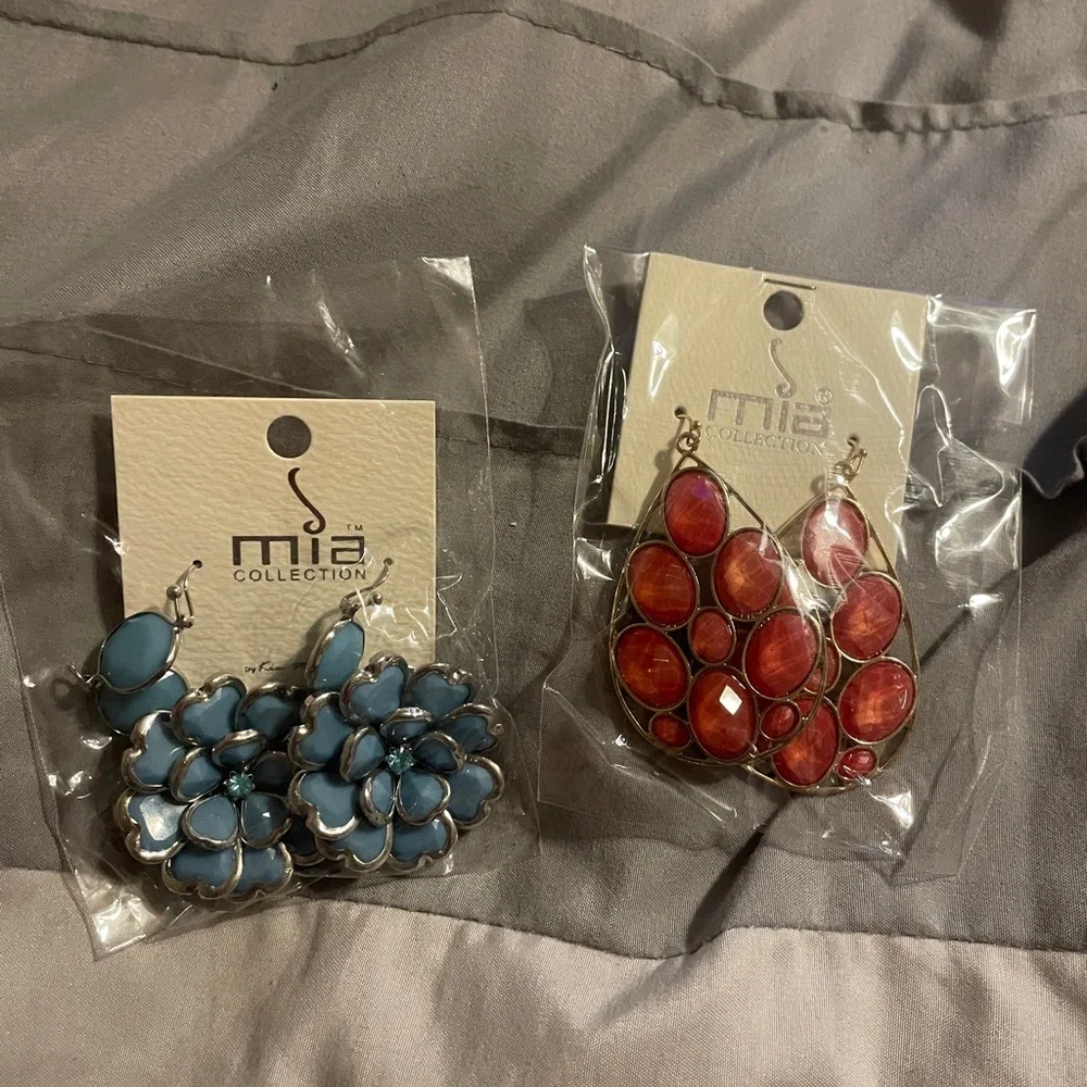 Brand‎ New MIA COLLECTION 2 Pairs of Earrings Blue Floral and Red Tear Drop